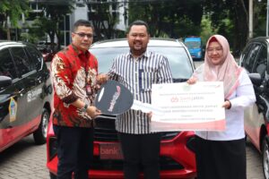 Pemkab Gresik Terima Bantuan Tiga Unit Mobil Antar-Jemput Siswa Disabilitas dari Bank Jatim