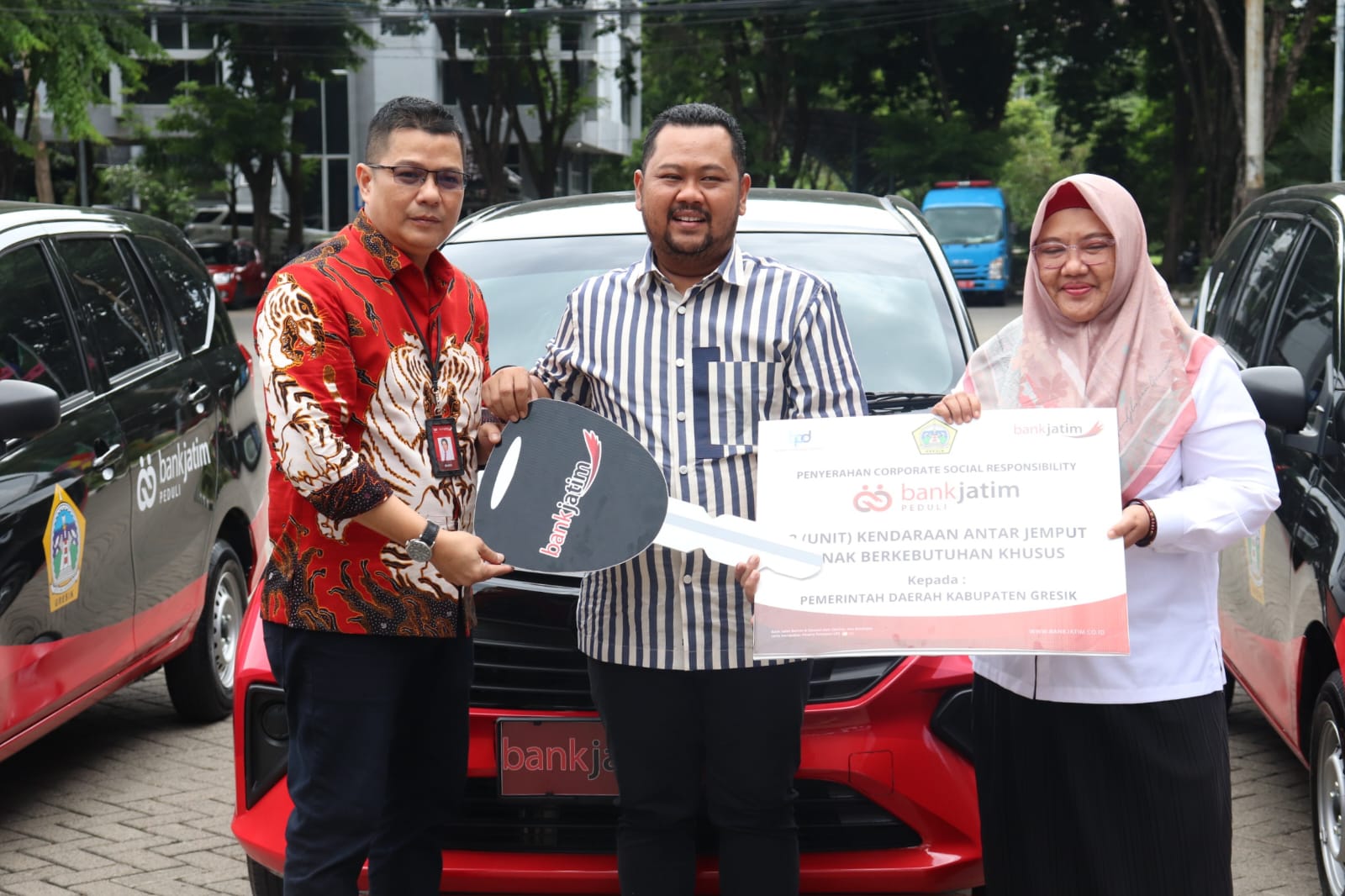 Pemkab Gresik Terima Bantuan Tiga Unit Mobil Antar-Jemput Siswa Disabilitas dari Bank Jatim